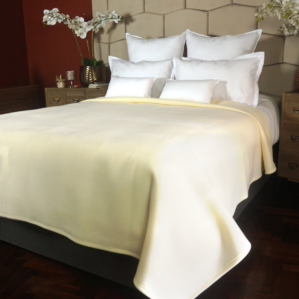 Frazada Fibra De Espuma Aislante Antialérgica Premium / Crema Arlin