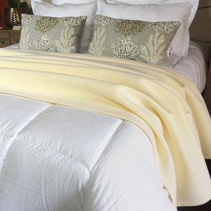 Frazada Fibra De Espuma Aislante Antialérgica Premium / Crema Arlin