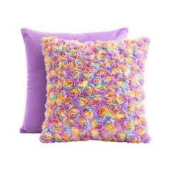 Cojín decorativo ARLIN color lila con rosas en relieve multicolor, fabricado en algodón de 150 hilos y napa premium.