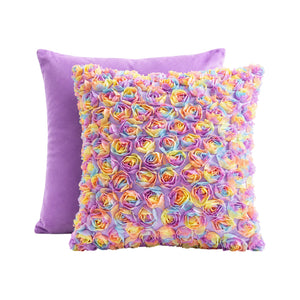 Cojín decorativo ARLIN color lila con rosas en relieve multicolor, fabricado en algodón de 150 hilos y napa premium.