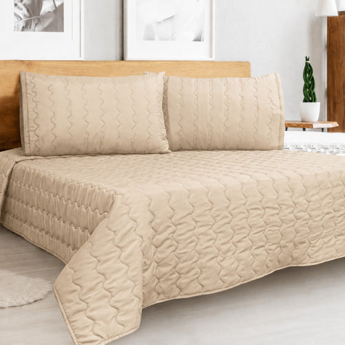 Cover acolchado ARLIN color beige de microfibra con diseño punzonado y fundas de almohada a juego en dormitorio