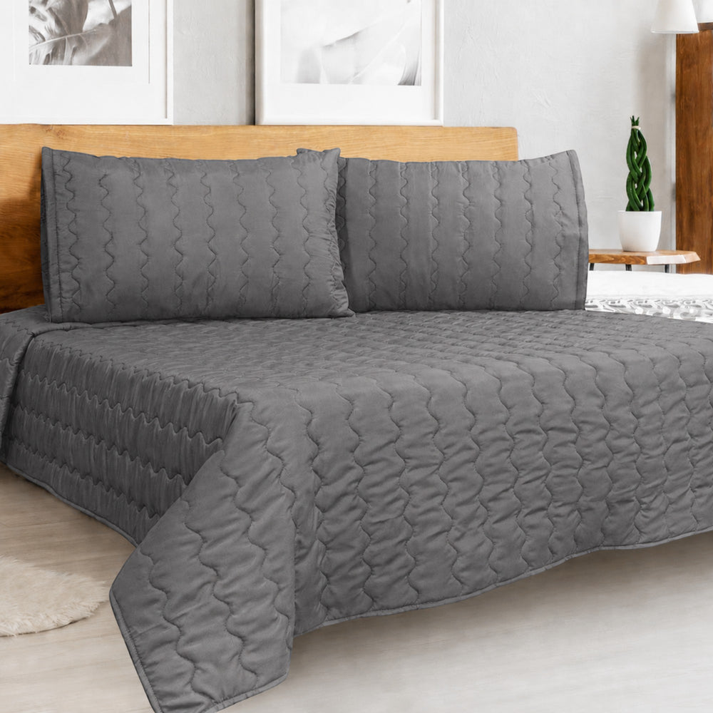 Cover acolchado ARLIN color plomo de microfibra con diseño texturizado y fundas de almohada a juego en dormitorio