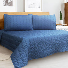 Cover acolchado ARLIN color azul acero de microfibra con diseño punzonado, incluye fundas para cama