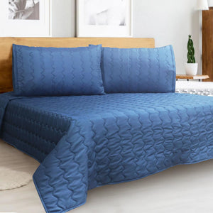 Cover acolchado ARLIN color azul acero de microfibra con diseño punzonado, incluye fundas para cama