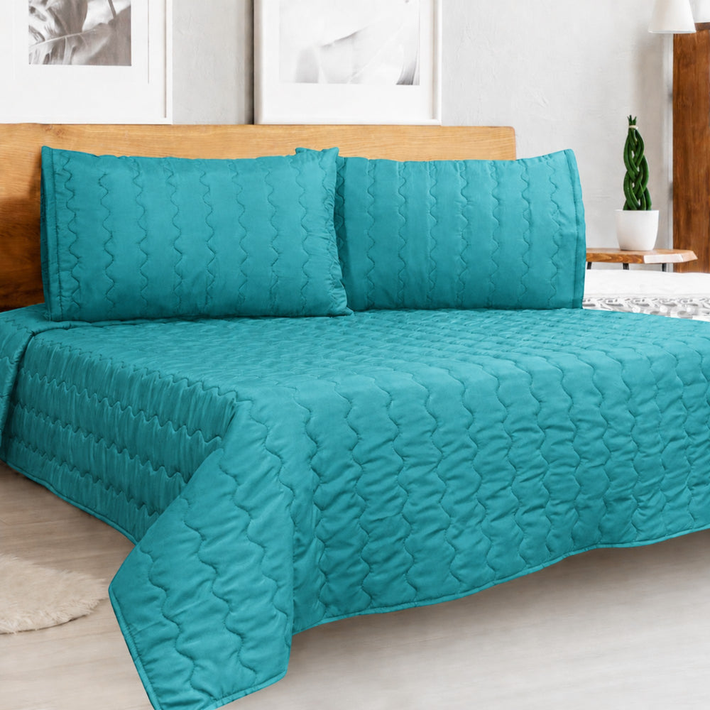 Cover acolchado Arlin color turquesa de microfibra con diseño punzonado y fundas de almohada a juego para cama