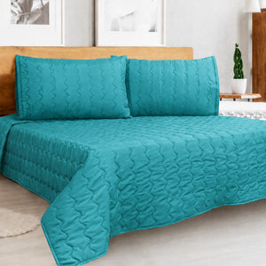 Cover acolchado Arlin color turquesa de microfibra con diseño punzonado y fundas de almohada a juego para cama