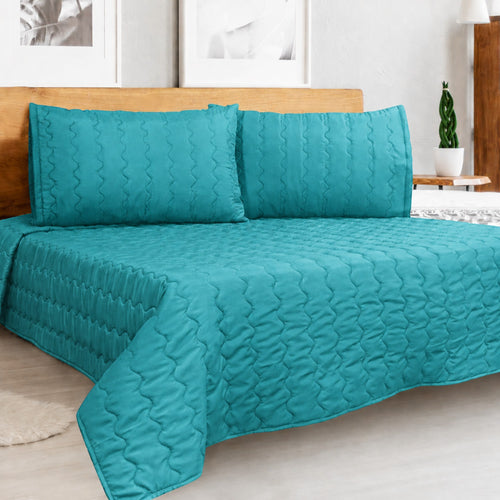 Cover acolchado Arlin color turquesa de microfibra con diseño punzonado y fundas de almohada a juego para cama