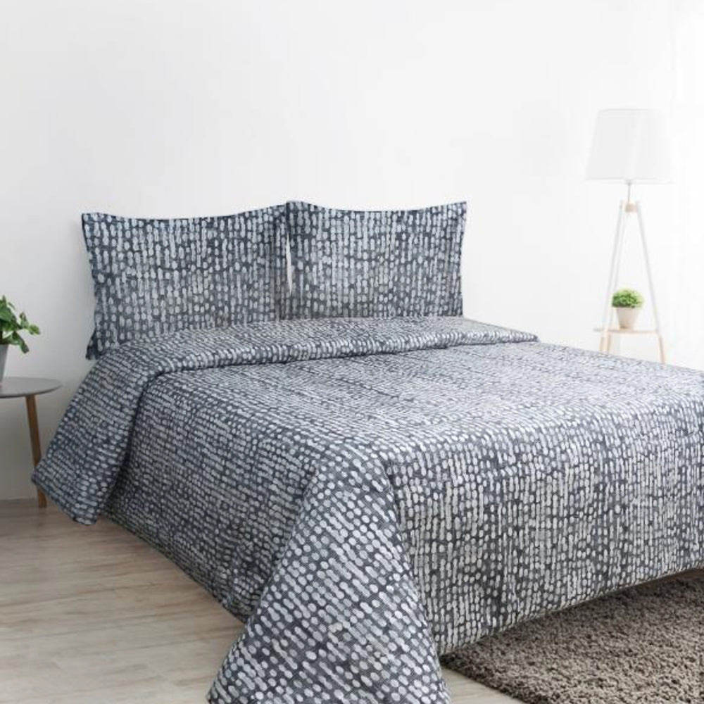 Edredón ARLIN de 150 hilos con estampado geométrico azul y blanco, incluye fundas sham a juego para cama matrimonial.