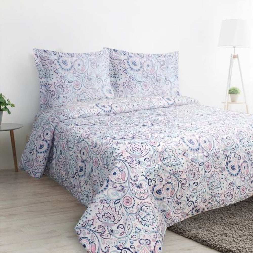 Edredón ARLIN de algodón con estampado floral en tonos azul y rosa, incluye fundas sham a juego en dormitorio moderno.