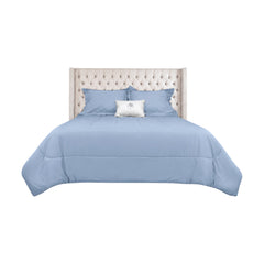Edredón ARLIN color celeste de 150 hilos, mezcla de algodón y poliéster, con fundas a juego sobre cama capitoné.