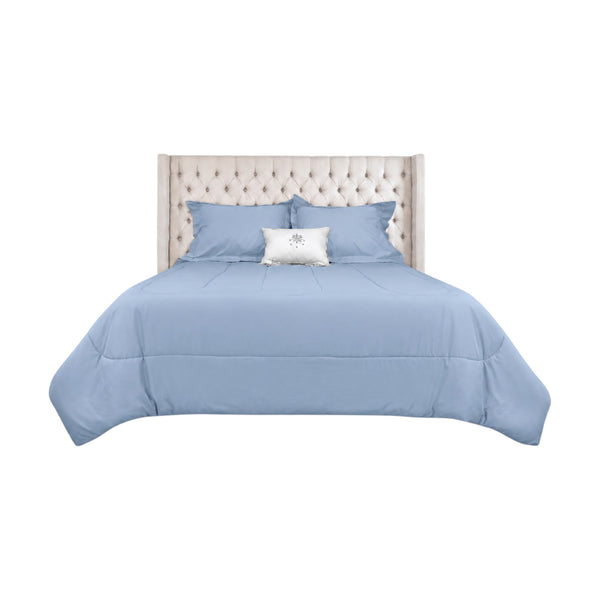 Edredón ARLIN color celeste de 150 hilos, mezcla de algodón y poliéster, con fundas a juego sobre cama capitoné.