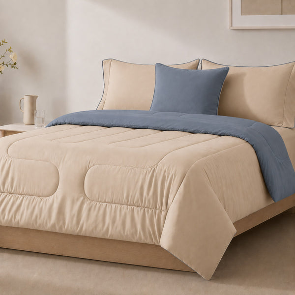 Edredón reversible ARLIN en beige y azul acero, microfibra suave con textura piel de durazno y relleno hipoalergénico.
