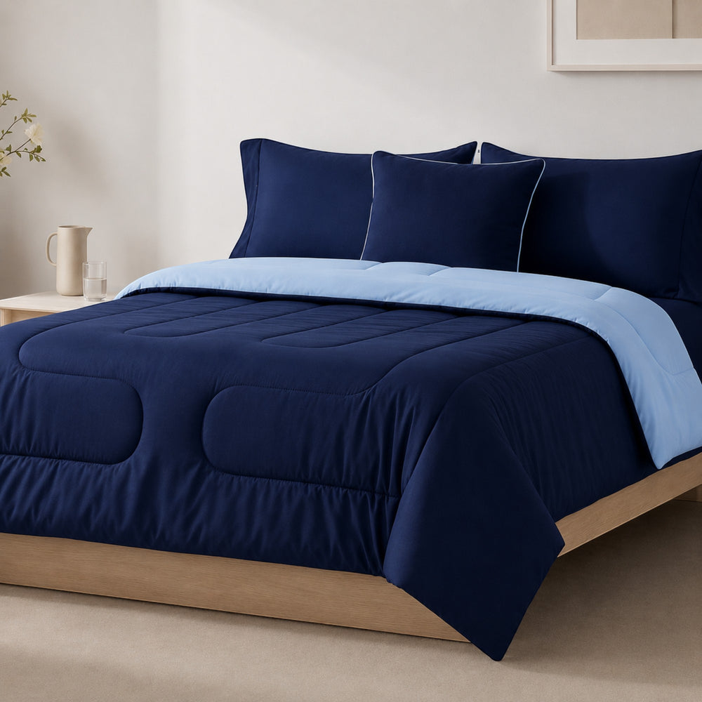 Edredón reversible ARLIN en azul marino y celeste, fabricado en microfibra suave con acolchado hipoalergénico.