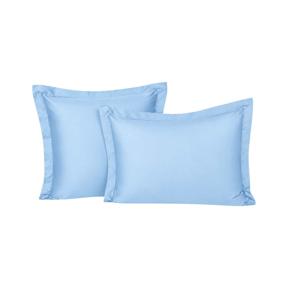 Funda de almohada ARLIN color celeste, modelo sham con 150 hilos de mezcla de algodón y poliéster y borde decorativo.