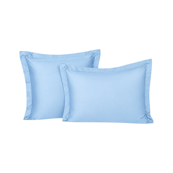Funda de almohada ARLIN color celeste, modelo sham con 150 hilos de mezcla de algodón y poliéster y borde decorativo.