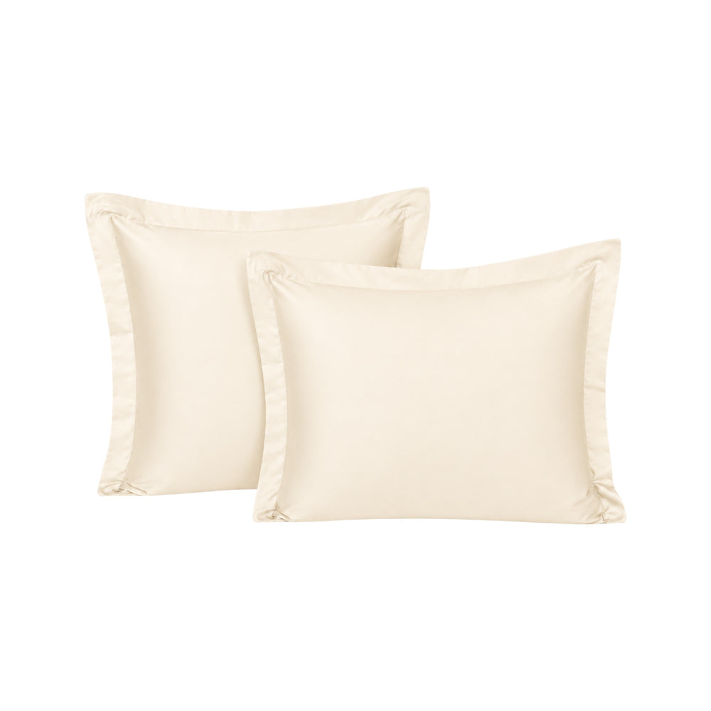 Funda de almohada ARLIN color crema, modelo sham con despunte de 5 cm, fabricada en mezcla de algodón y poliéster.