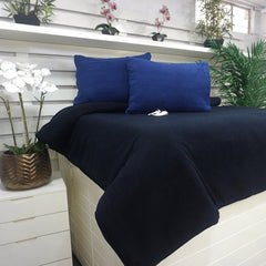 Funda duvet ARLIN de tela polar azul marino, suave y térmica, sobre cama con almohadas a juego en dormitorio moderno.