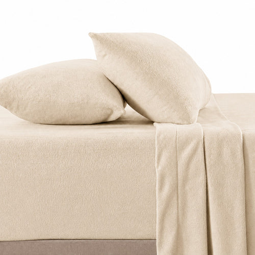 Juego de sábanas ARLIN color crema en polar de 230gr, suave y cálido, incluye sábanas y fundas de almohada.