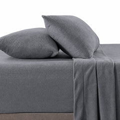 Juego de sábanas ARLIN de polar color plomo, 230gr, incluye sábanas y fundas de almohada suaves y cálidas.