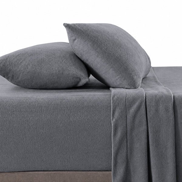Juego de sábanas ARLIN de polar color plomo, 230gr, incluye sábanas y fundas de almohada suaves y cálidas.